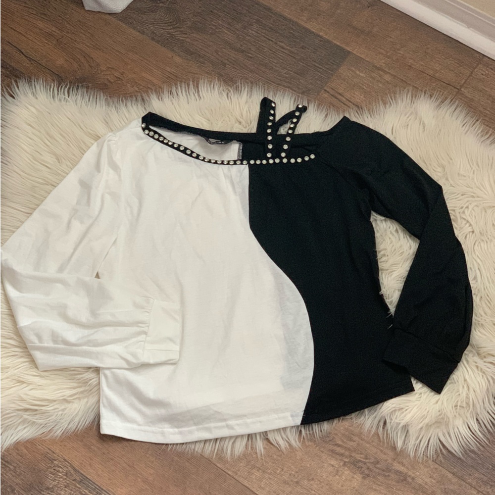 Long Sleeve Asymmetrical Top - Picture 5 of 9